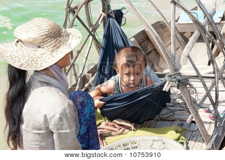 Boatpeople in Tonle Sap Lake in Kambodscha