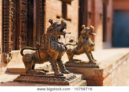Estátua do monstro de Leão, Bhaktapur, Nepal
