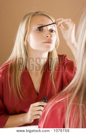 Reflexe mladé ženy Blone uvedení řasenka