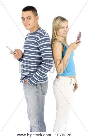 Młoda para z telefonów komórkowych