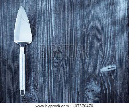 cake server on wooden background