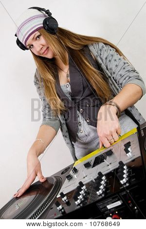 年轻的嘻哈女 Dj 播放