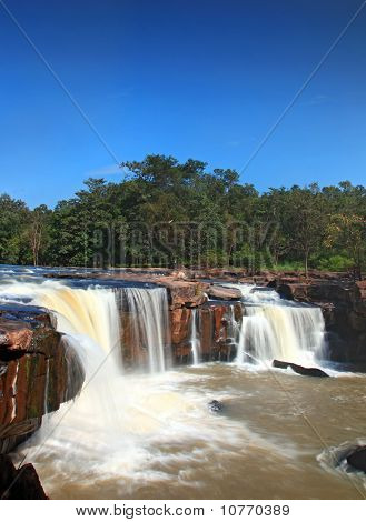 cascata Tadtone della prospettiva foresta della Thailandia top clima verticale