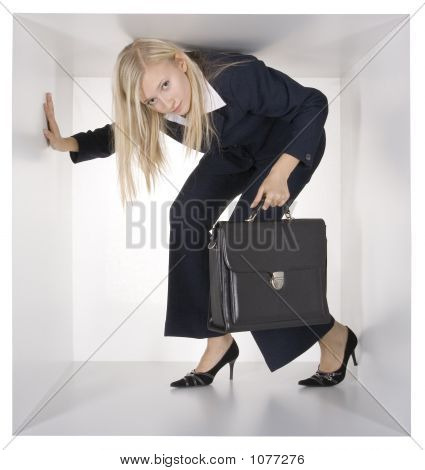 Rubia empresaria en el cubo blanco