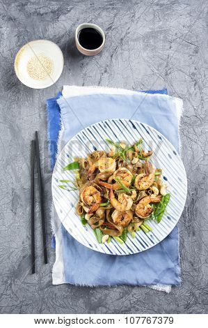 Kingprawn with Ricenoodles and Vegetable on Plate