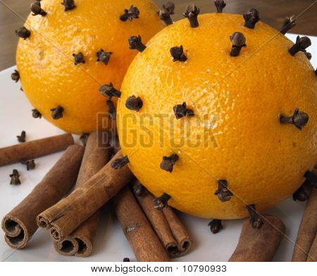 zwei Weihnachts-Orangen