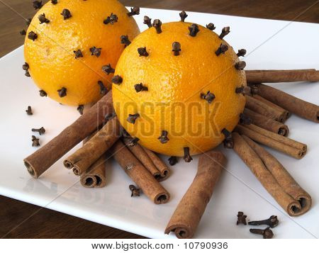zwei Weihnachts-Orangen auf dem Teller
