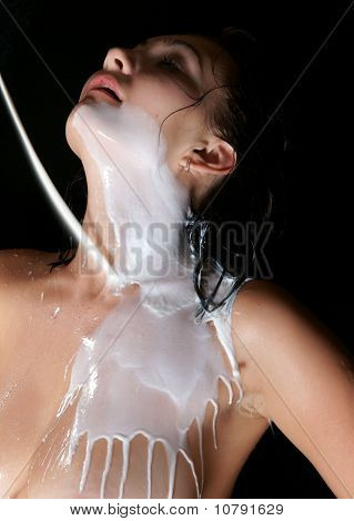 สาว Bared เป็น Poured ด้วยน้ำนม