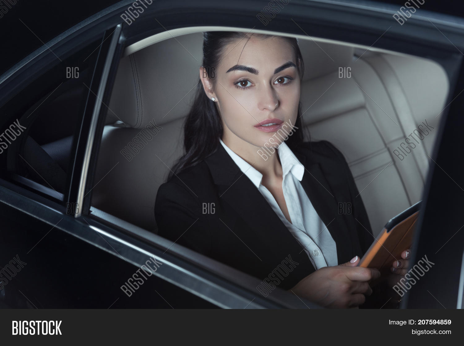 русая девушка со спины в машине. запахи темных волос на пассажирском купе песня. женщина около машины. брюнетка за рулем. брюнетка в авто на пассажирском сидении.