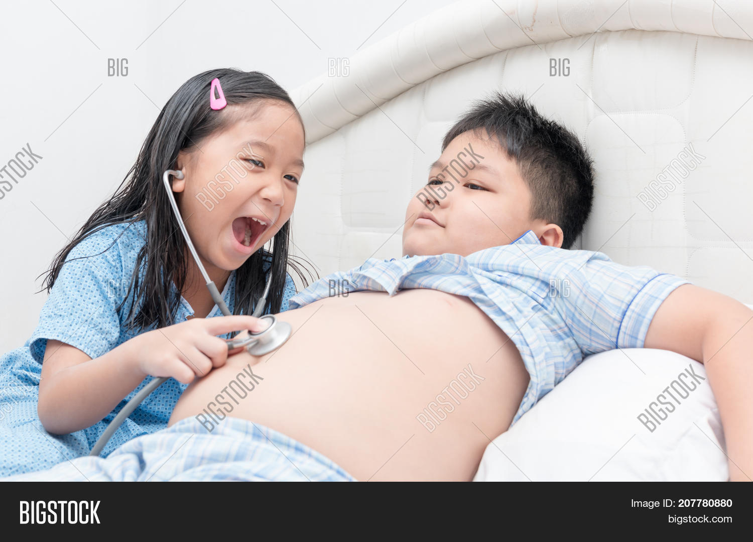 живот сестры. счастливая семья беременность. семья с беременной женщиной. сестра живот. беременные женщины и женщины с маленькими детьми.