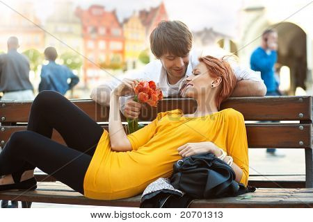 Homme donnant des fleurs