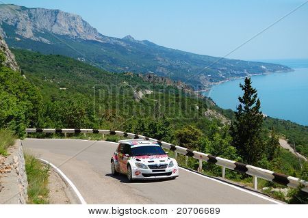 YALTA, Ucrania - 04 de junio: Karl Kruuda conducir su Skoda Fabia Súper 2000 durante el evento IRC Yalta 