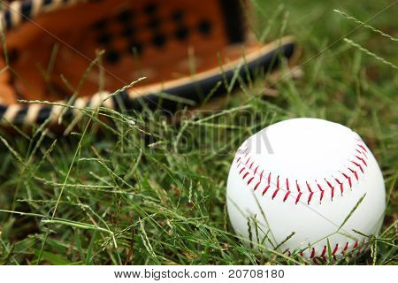Closeup softballu v trávě