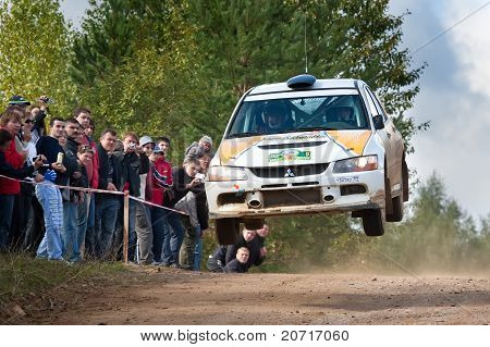 Rostov, Rússia - 05 de setembro: Uriy Volkov dirige carros de Subaru Impreza durante Rostov Velikiy Rússia