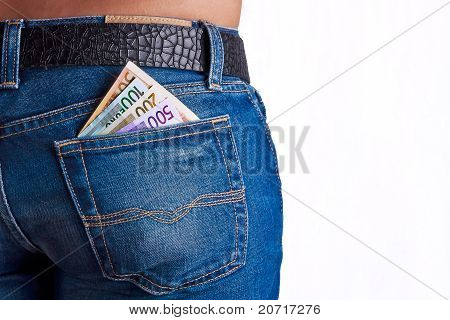 Dinero en el bolsillo trasero de los pantalones vaqueros de chicas