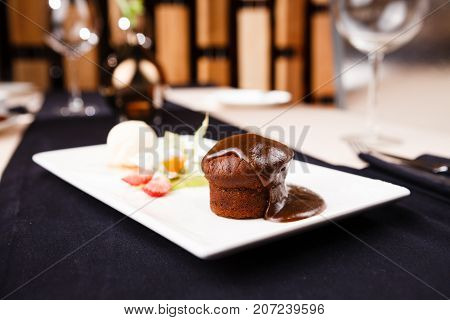 Sticky toffee with dattels, caramel sauce and ice cream