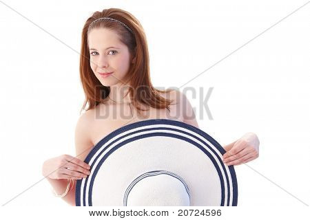 Sexy mladá žena schovává za elegantní klobouk, usmíval se.?