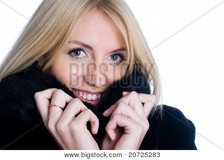 Jonge vrouw in bontjas