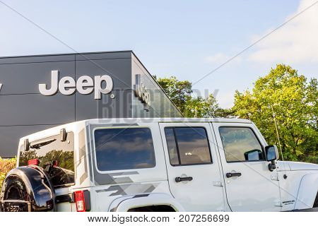 Northampton Uk October 3, 2017: Jeep Logo Sign Stand Northampton Industrial Estate