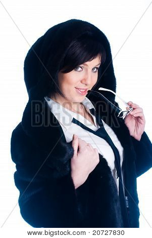 Jonge vrouw in bontjas