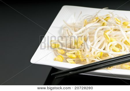 豆芽在碗中用筷子