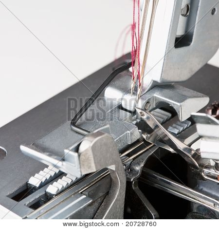 Nadeln mit Faden In Overstitching Maschine