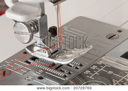 Faden In Nadel der Nähmaschine Closeup