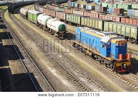 the locomotive pushes the wagons and tanks with liquefied gas.