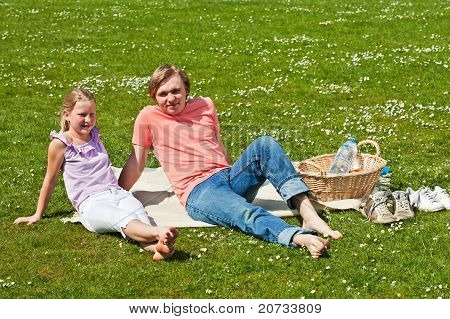 To teenagere på Picnic