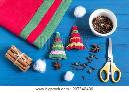 Making Christmas tree sachet with aromatic spices your own hands. Christmas present. Original art project. DIY concept. Step by step photo instructions. Step 6. Filling sachet with spices and syntepon