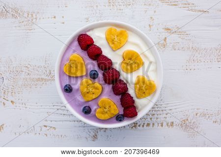 A bowl of healthy and delicious smoothie with grains and fresh berry fruit.