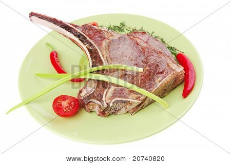 cibo di carne: manzo alla griglia di ricambio rib sul piatto verde con timo pepe e pomodoro isolato sopra ba bianco