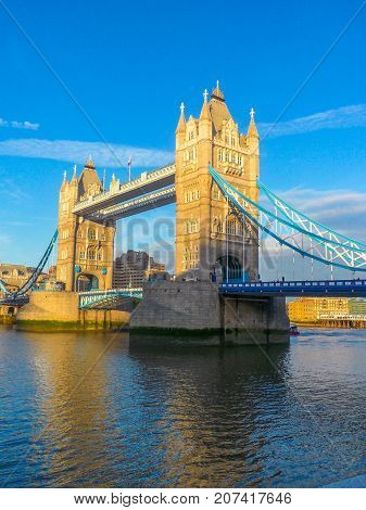 Ponorama of the Tower Bridge across the Senu in London.