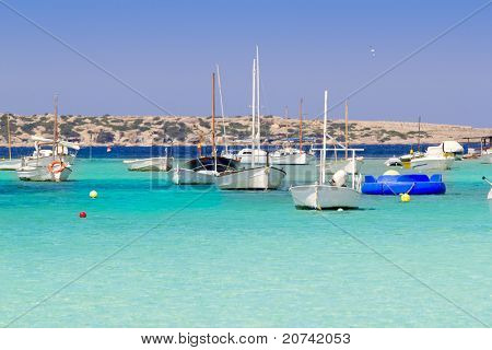 Estany des peix Formentera jezero ukotvení lodí Středozemní Španělsko