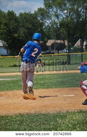 Teen at ramme baseball