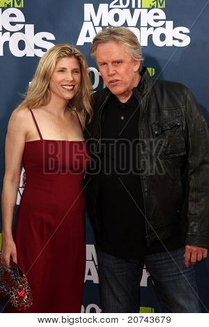 LOS ANGELES - 5 giu: Kamillina Sampson; Gary Busey arrivando agli MTV Movie Awards 2011 a Gib