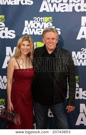LOS ANGELES - 5 giu: Kamillina Sampson; Gary Busey arrivando agli MTV Movie Awards 2011 a Gib