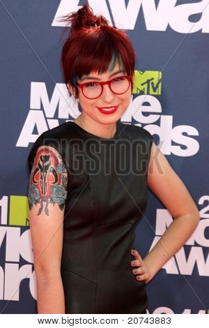 LOS ANGELES - JUN 5:  Liz Lee arriving at the the 2011 MTV Movie Awards at Gibson Ampitheatre on June 5, 2011 in Los Angeles, CA