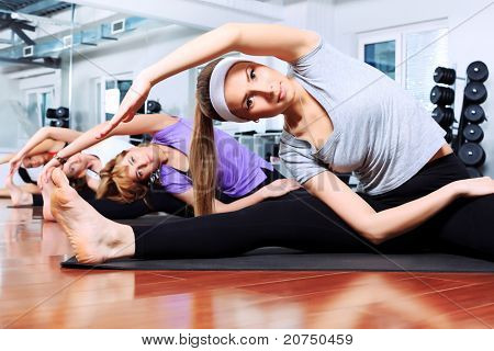 Grupo de jovens mulheres no centro de ginástica.