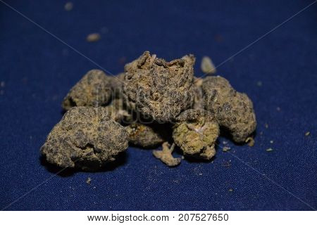 moonrocks are cannabis buds that are dipped in hash oil then rolled in kief
