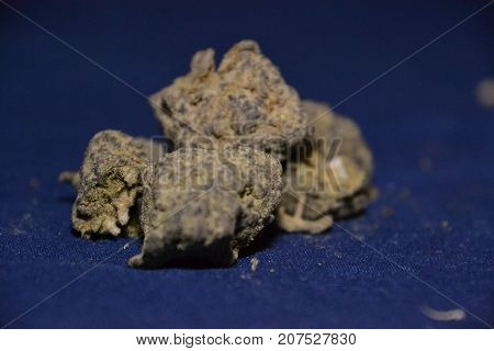 moonrocks are cannabis buds that are dipped in hash oil then rolled in kief