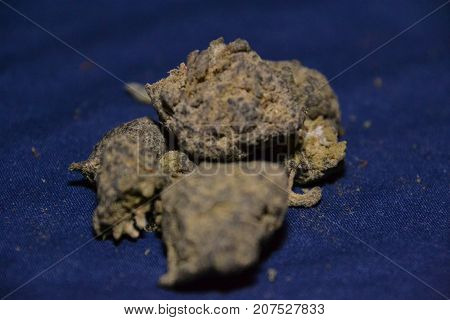 moonrocks are cannabis buds that are dipped in hash oil then rolled in kief