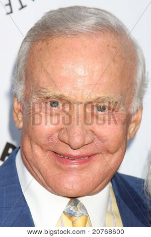 LOS ANGELES - JUN 7: Buzz Aldrin dorazí na Debbie Reynolds Hollywood Memorabilia kolekce Au