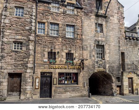 EDINBURGH, SCOTLAND - JULY 28: The Tolbooth Tavern on the Royal Mile on July 28, 2017 in Edinburgh, Scotland. The Royal Mile has many historic pubs.