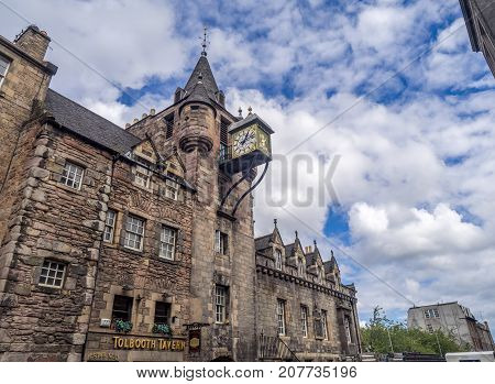 EDINBURGH, SCOTLAND - JULY 28: The Tolbooth Tavern on the Royal Mile on July 28, 2017 in Edinburgh, Scotland. The Royal Mile has many historic pubs.