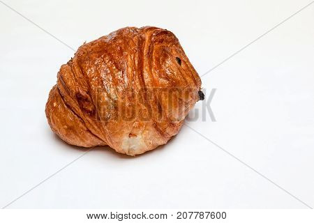 An buttercake with raisins is made of puff pastry