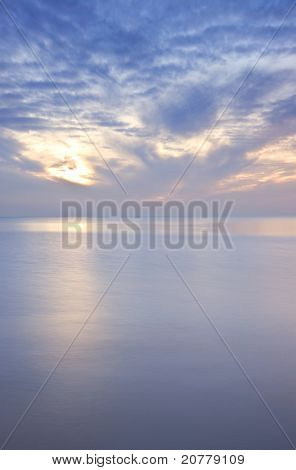 Piękne ognisty blask słońca odzwierciedlenie w Anglii Brighton gładkie długich ekspozycji morze