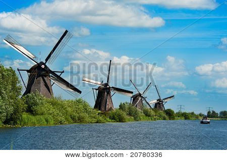 Kinderdijk 네덜란드에서 풍차 풍경
