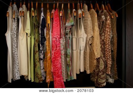 feminine Shirts in Schrank hängen