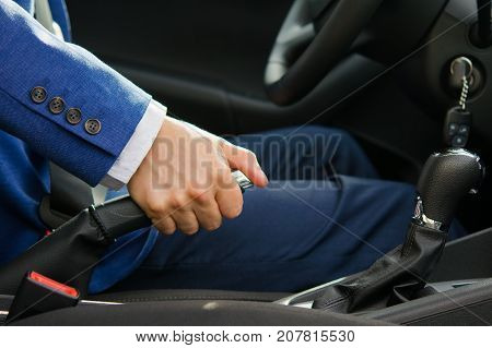 the man sets the car to the handbrake lifting it to the top